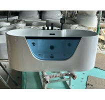 Bồn Tắm Dài Mặt Kính Có Sen Vòi Và Hệ Thông Massa